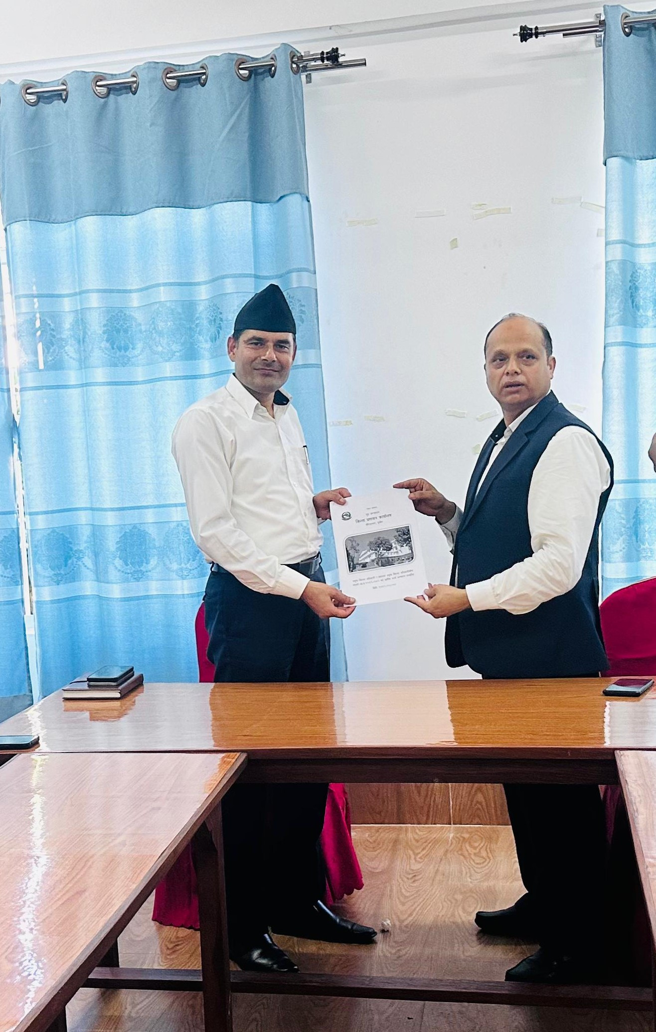 मिति २०८१/०४/०७ गते प्रमुख जिल्ला अधिकारीज्यूसँगकाे कार्य सम्पादन सम्झाैता गर्दाका तस्बिरहरु